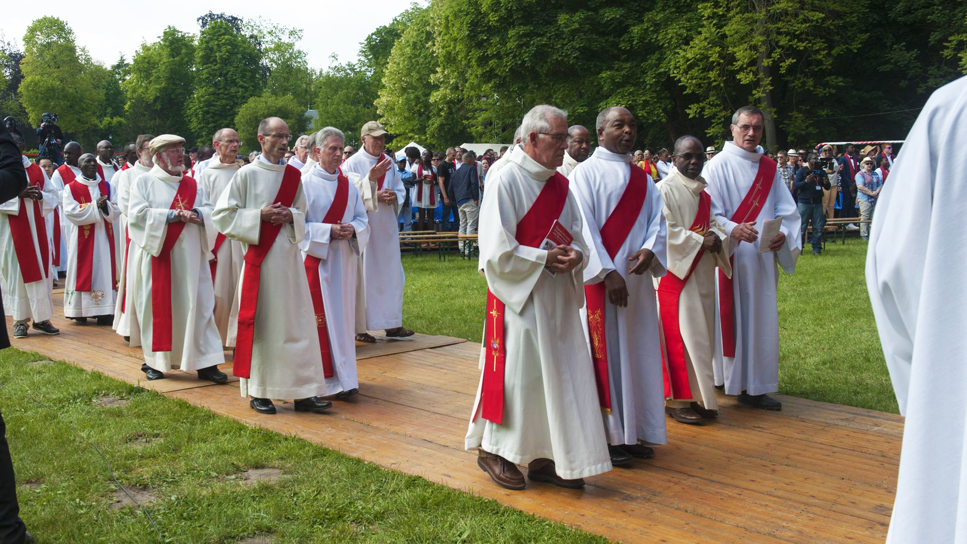 les diacres du diocèse en procession