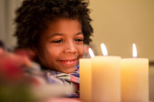 Enfant qui regarde les bougies de l'Avent
