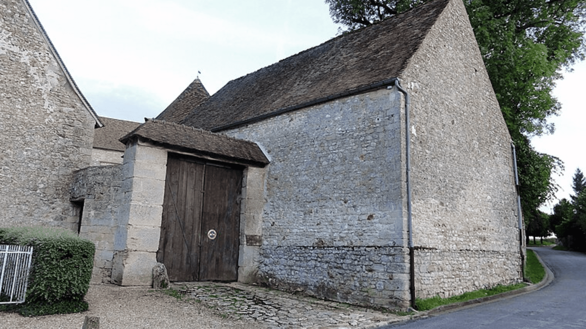 Portail du prieuré de Chérence