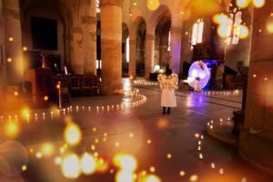 Chemin de lumière par des bougies allumées dans l'église Saint-Martin de l'Isle Adam