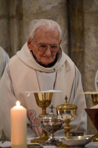Portrait du père Roger Thomas, concélébrant l'eucharistie