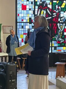 Véronique Dhermy accueillant les participants