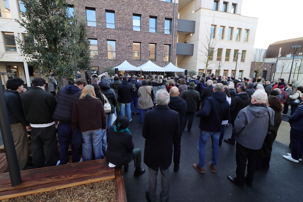 Une large assemblée