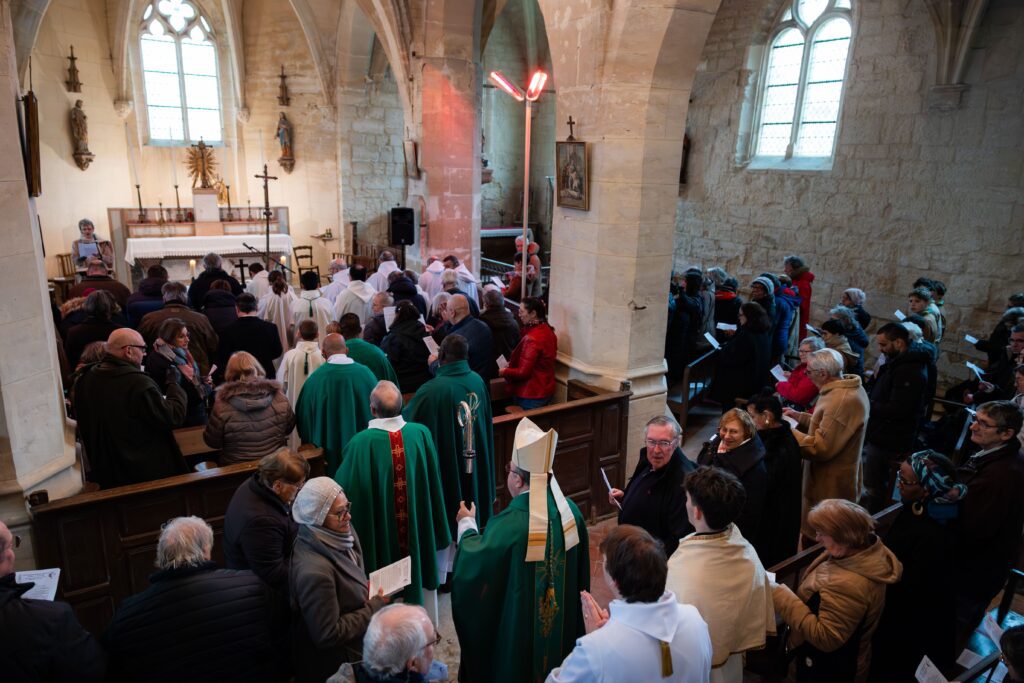 Entrée dans l'église de Chérence