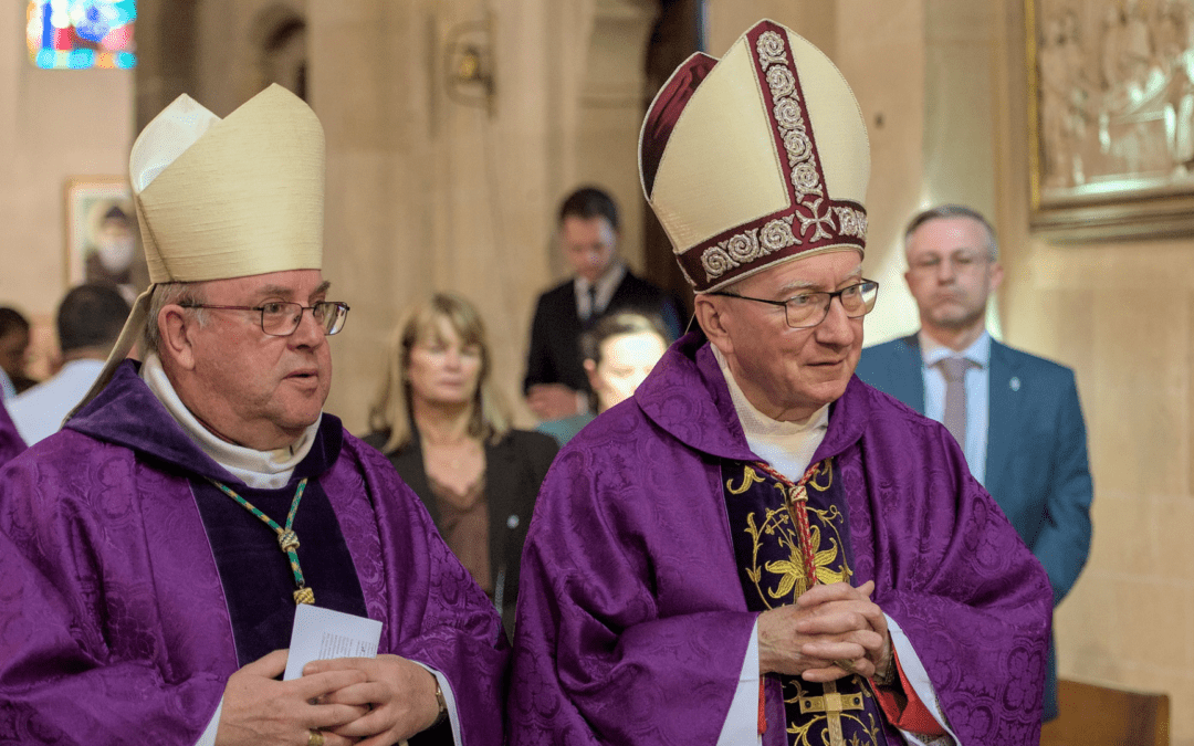 Le cardinal Parolin devant la Sainte Tunique