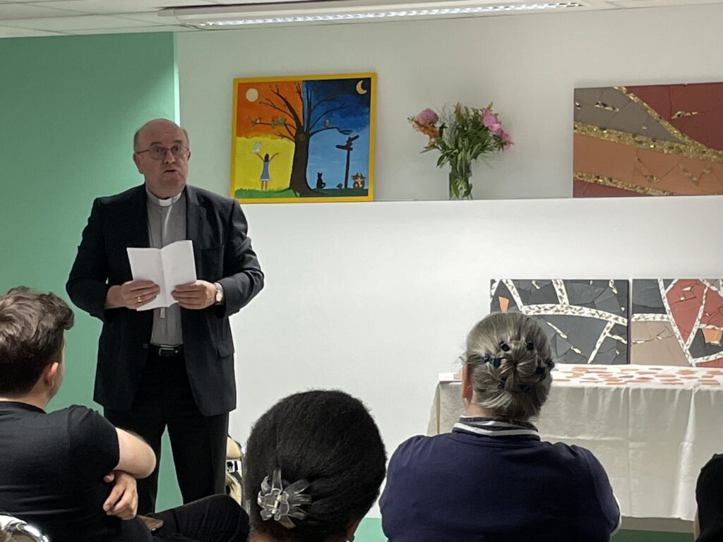 Mgr Bertrand lors de la signature des tesselles