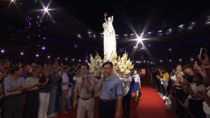 La statue portée par les scouts