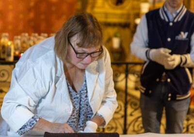 La conservatrice déploie la Sainte Tunique