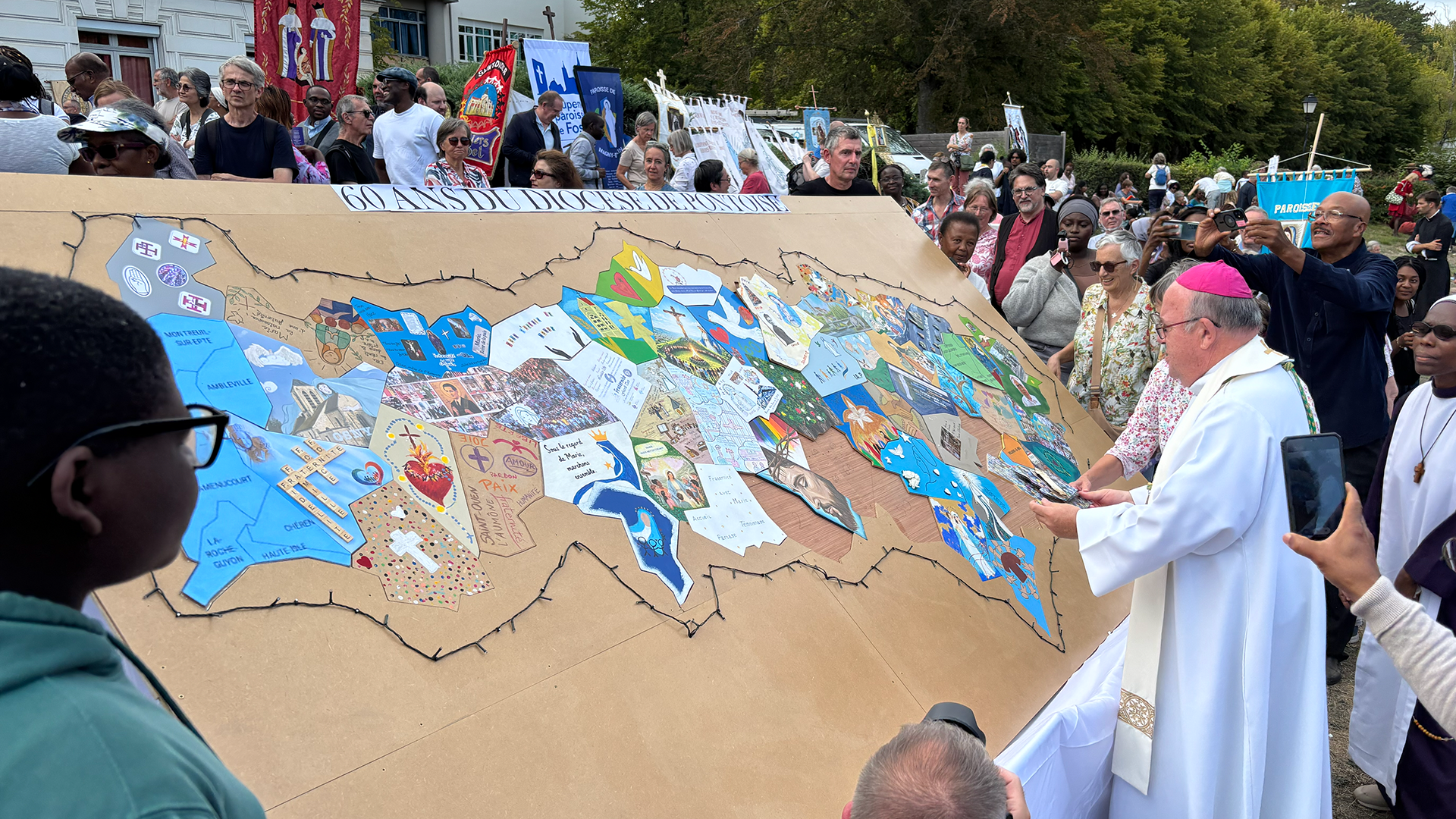 2610evocation 60 Ans Diocese 1 Groupe de jeunes en plein Air